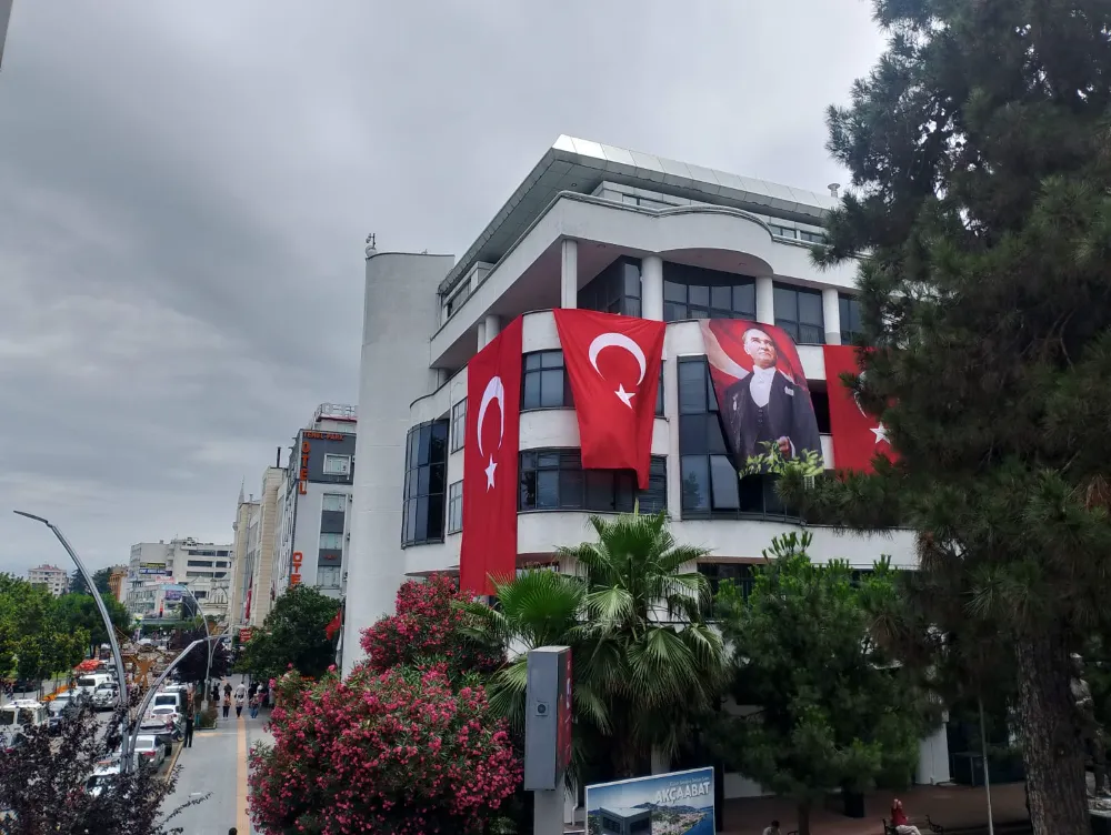 AKÇAABAT, BAYRAKLARLA TEK YÜREK OLDU