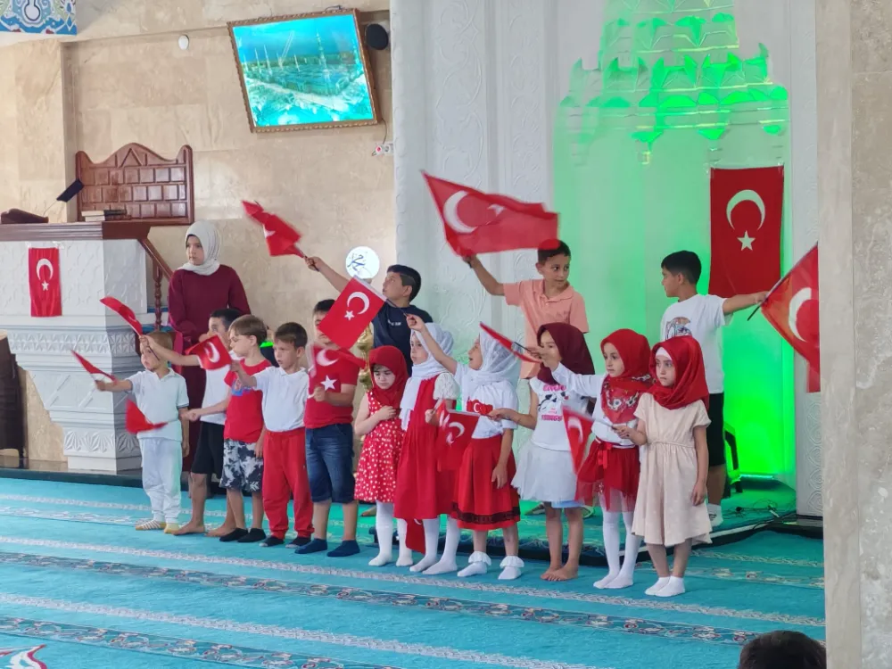 MİNİK YÜREKLERDEN ŞEHİTLERİMİZ İÇİN DUA