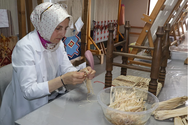 Üniversiteyi 47 yaşında bitirerek geleneksel el sanatlarında usta öğretici oldu