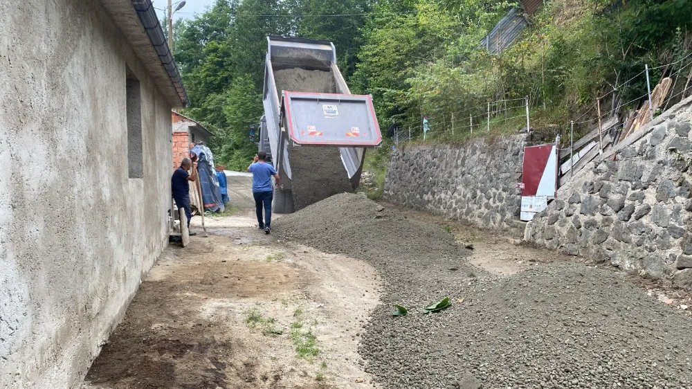 BÜYÜKŞEHİR, 2 GÜNDE 2 BİN 700 METRE KURU BETON SERDİ