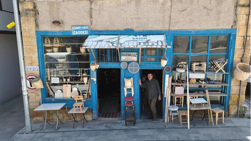 Emekli öğretmen, baba yadigarı marangozluğu asırlık binada sürdürüyor