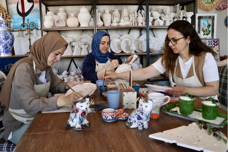 Üç kız kardeş hobi olarak başladıkları çiniciliği kazanca dönüştürdü