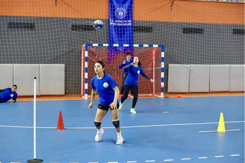 Trabzonlu kadın hentbolcu, işitme engelli sporcuların antrenörlüğünü yapıyor