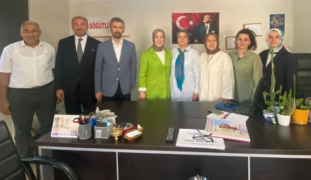 ESKİ MİLLETVEKİLİNDEN KADIN MUHTARA ÖVGÜ