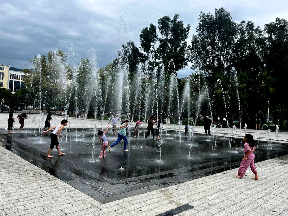 ÇOCUKLAR KURU HAVUZDA SUYA DOYDU