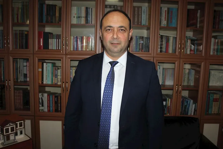 SAVAŞ AYVAZ GÖREVİNDEN ALINDI