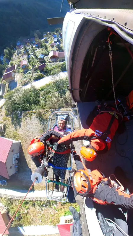 Rizeli 80 yaşındaki Selime nine, mahsur kaldığı yayladan askeri helikopterle kurtarıldı