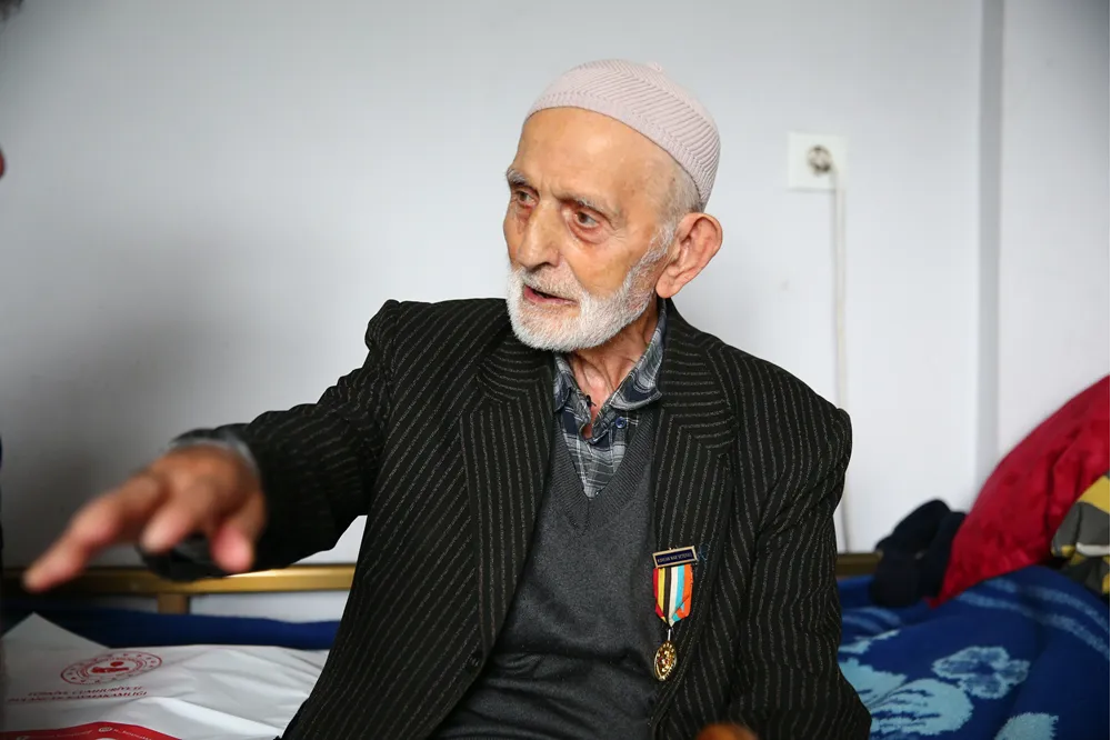 Savaşa gönüllü giden 98 yaşındaki Kore gazisi, cephedeki günlerini unutamıyor