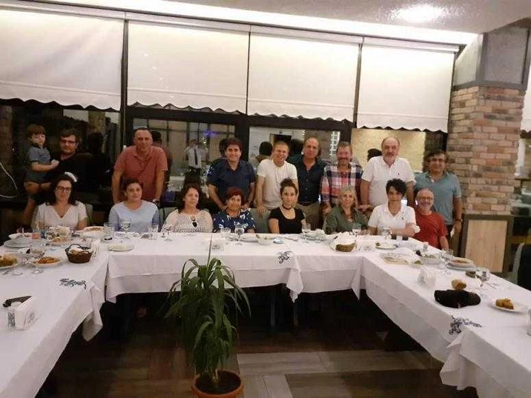 Akçaabatlılar Tuzla’da buluştu  İstanbul’da yaşayan Akçaabatlılar geleneksel hale getirdikleri buluşmalarını bu yıl da Tuzla Lagos Balık’ta bir araya gelerek devam ettirdiler. İstanbul Tuzla Lagos Balık Restoran’ta eşleriyle bir araya gelerek Akçaabat özl