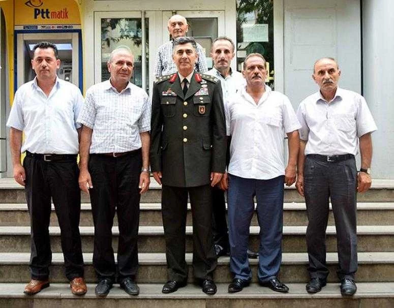 Komutan hemşehrileriyle