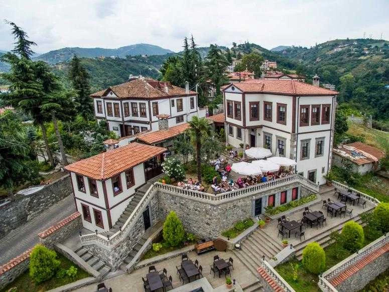 Yerli ve yabancı turistler için Akçaabat’ın en gözde uğrak mekânlarından biri oldu...    Timurciler Konağı dolup taşıyor