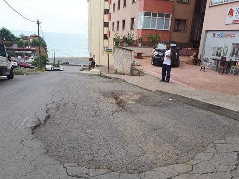 İlkadım’da asfalt çöktü
