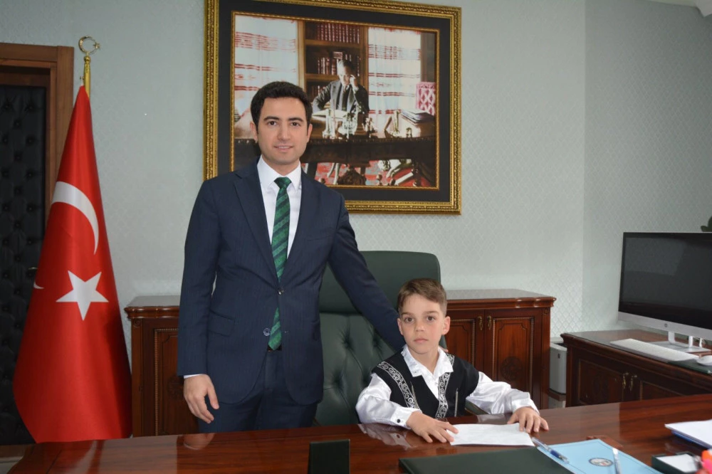 Çaykara Kaymakamı makamını devretti