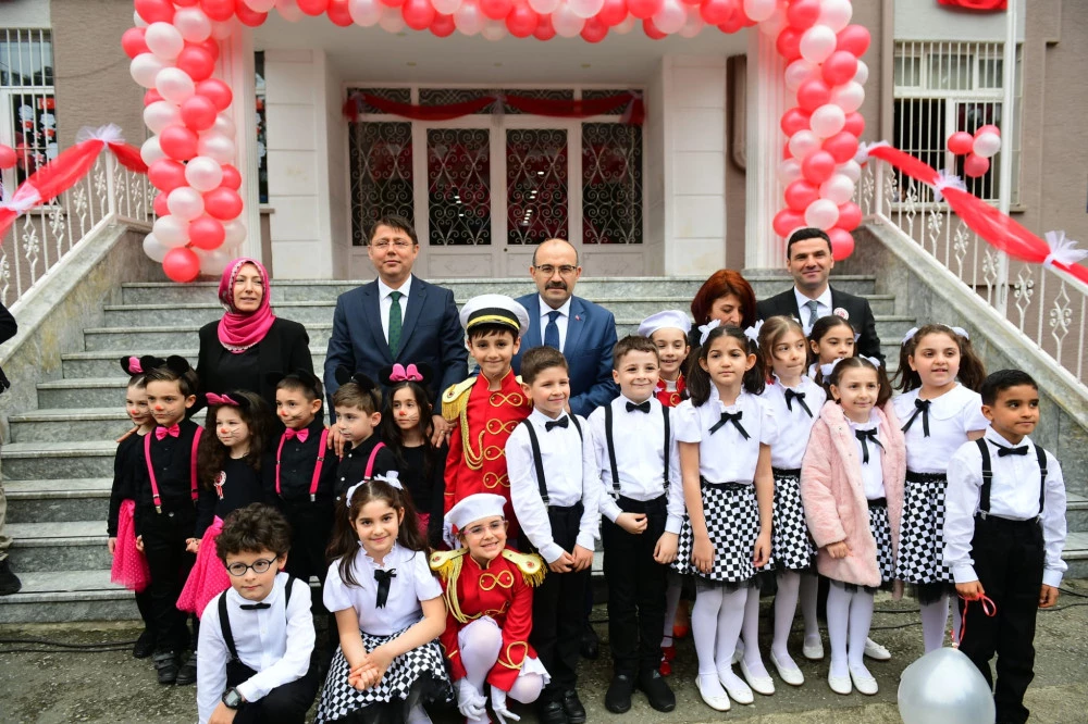 Minik Öğrenciler Protokolle Bayram Kutladı