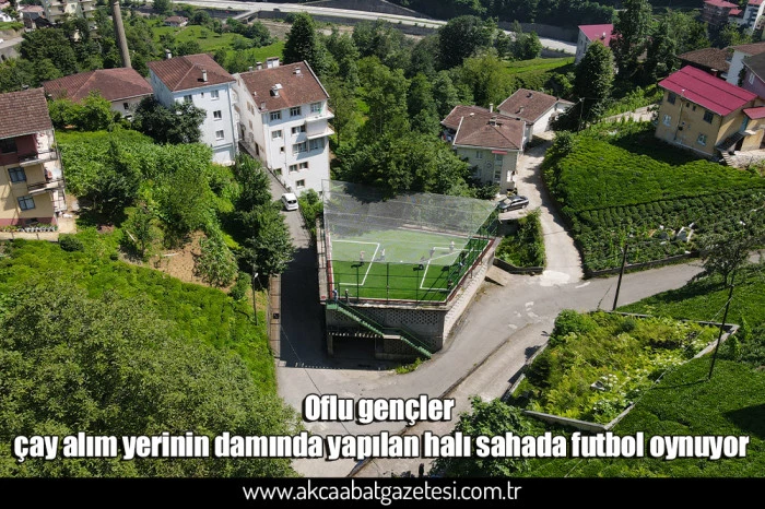 Oflu gençler çay alım yerinin damında yapılan halı sahada futbol oynuyor